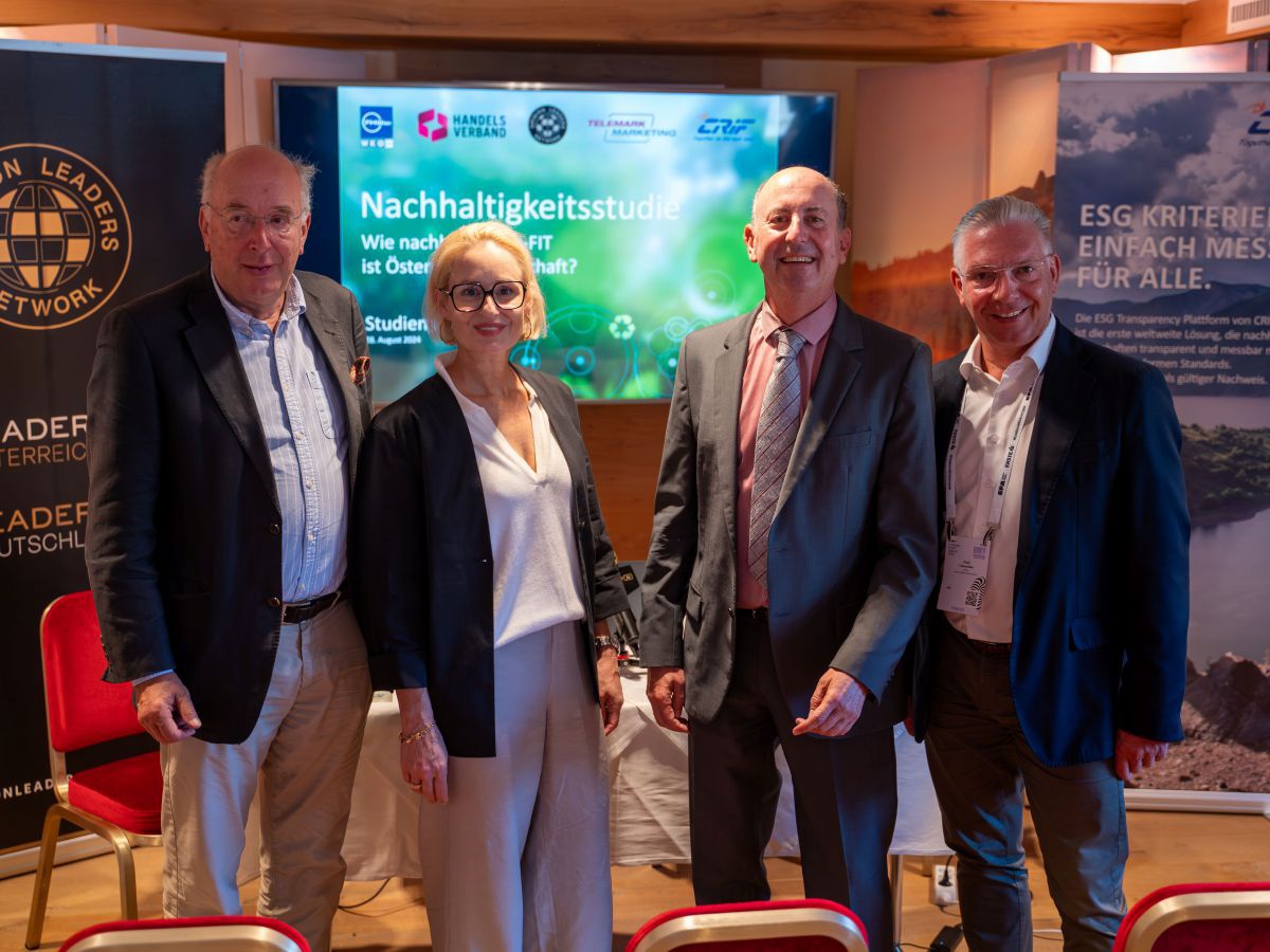 Das Team der Studienleitung bei der Präsentation Ergebnisse der Nachhaltigkeitsstudie 2024 (v.l.n.r.): Stephan Mayer-Heinisch, Präsident des Handelsverbandes // Ruth Moss, Head of Marketing & Communications bei CRIF Austria // Robert Sobotka, Studienleite