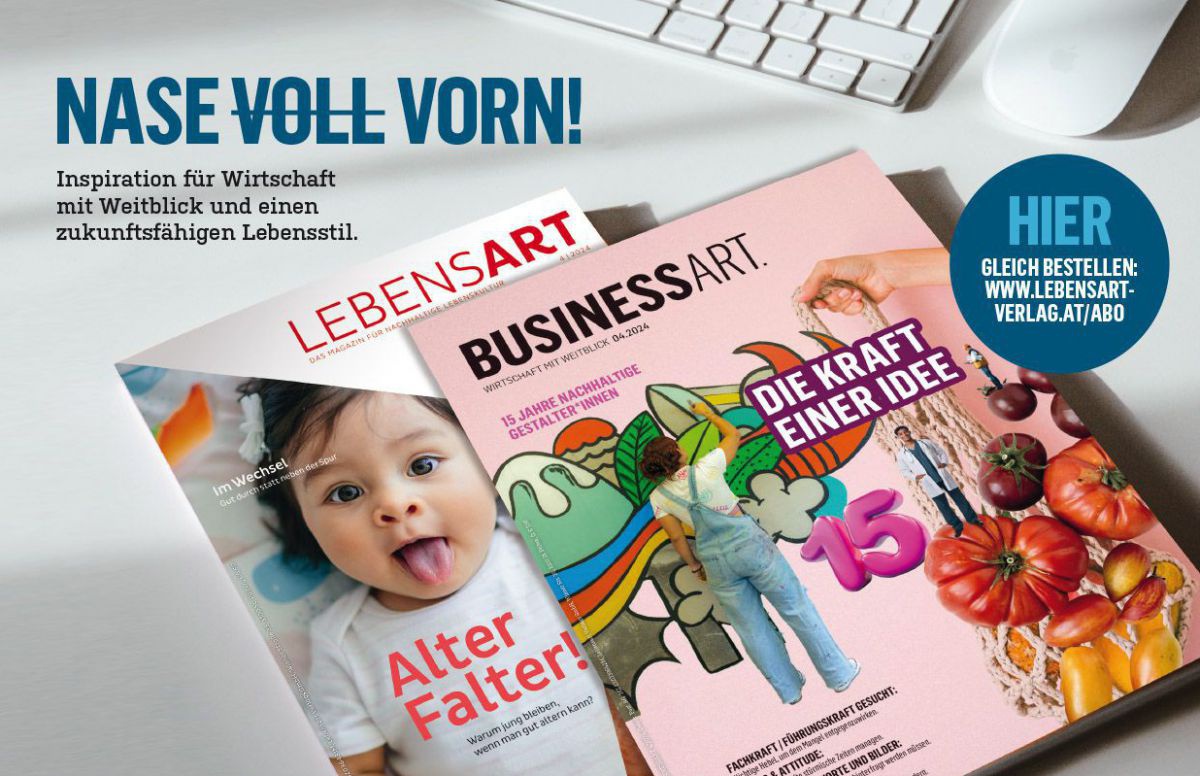 Zwei Magazine liegen aufgefächert nebeneinander auf einem Bürotisch mit Computertastatur und Maus: Die LEBENSART 4/2024 und die BUSINESSART 4/2024. Darüber steht: NASE VORN! Inspiration für Wirtschaft mit Weitblick und einen zukunftsfähigen Lebensstil. HI