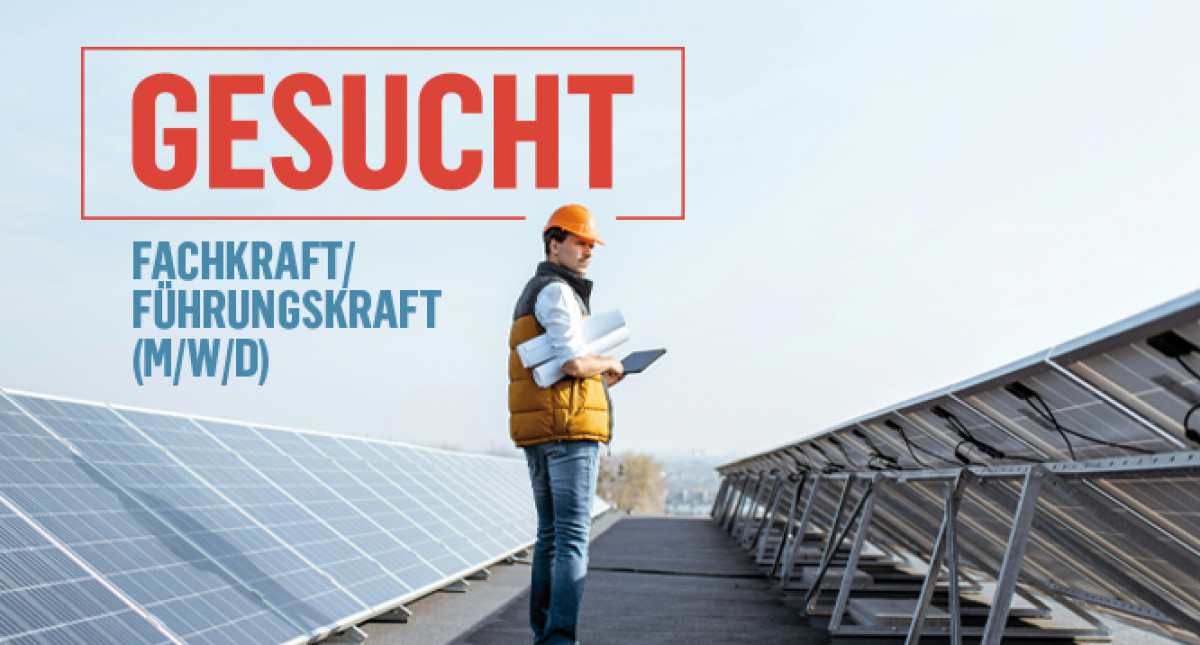 GESUCHT
Fachkraft/Führungskraft (M/W/D)
Ein Facharbeiter mit orangem Schutzhelm steht auf einem flachen Dach mit Photovoltaikpaneelen auf schrägen Konstruktionen. Er hält mehrere zusammengerollte Pläne unter dem rechten Arm und ein Tablet in der linken 