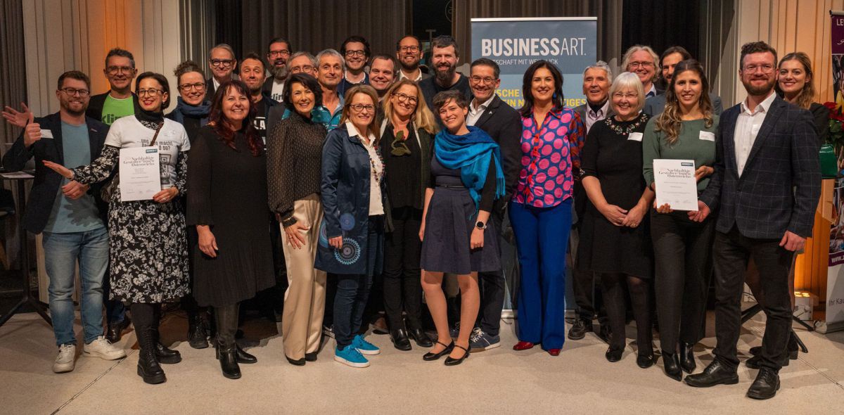 Gruppenfoto aller Ausgezeichneter und der Veranstalter der Nachhaltigen Gestalter*innen 2024 bei der Auszeichnungsveranstaltung.