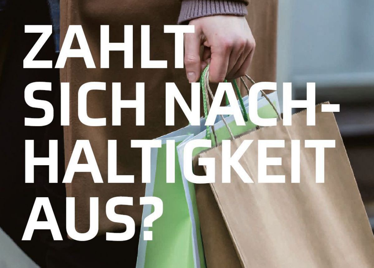 Das bBld zeigt eine Hand, die zwei Einkaufssackerl hält. Davor steht in weißen Buchstaben: Zahlt sich Nachhaltigkeit aus?