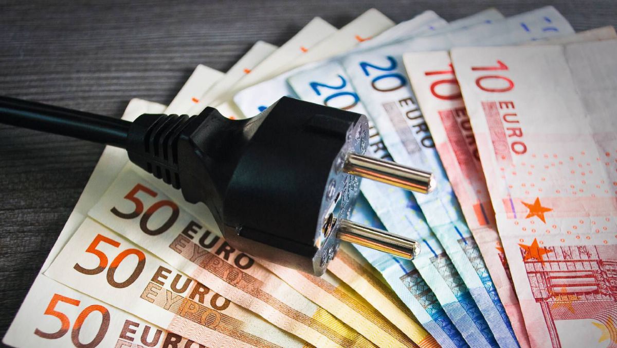 Euro-Geldscheine auf denen ein Stecker liegt